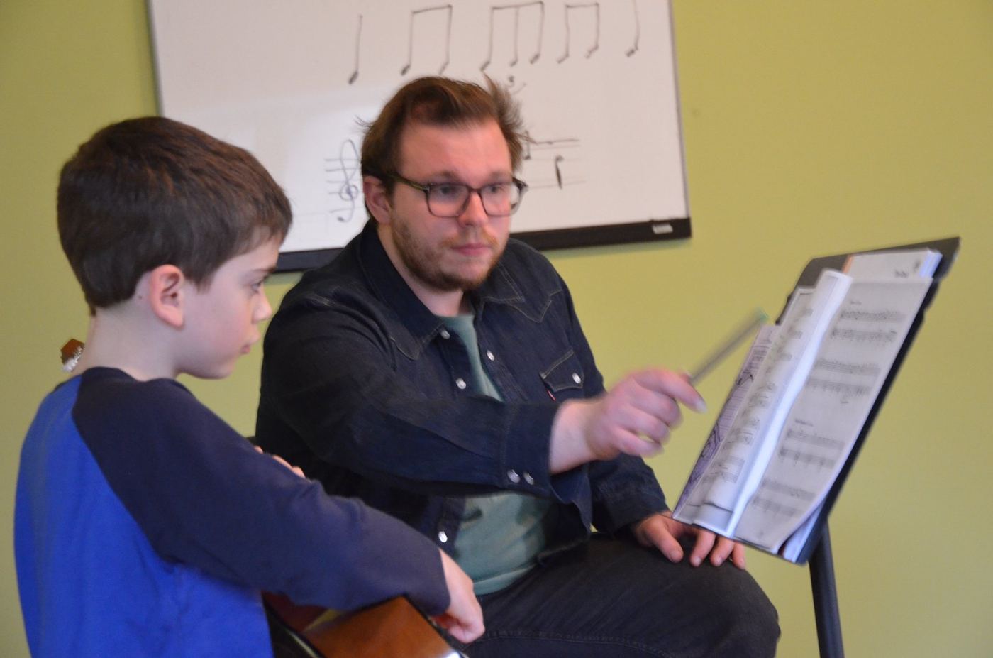 Mark Herz enseignant la guitare classique à un élève